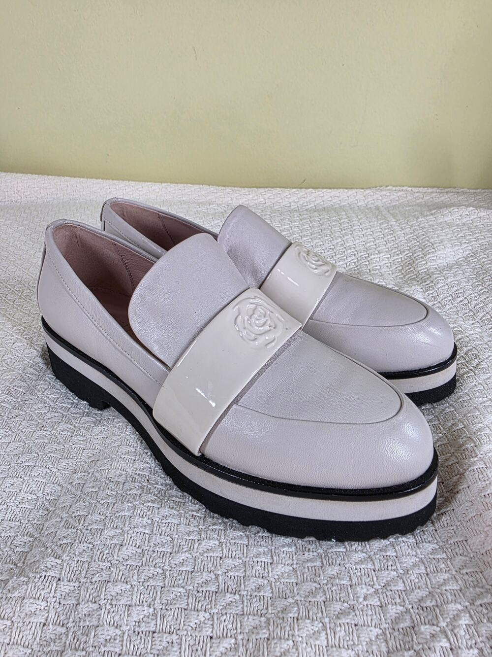 Taryn Rose Parchment Off-White with Black Sole Leather Platform Loafers 7B